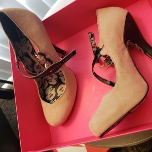 Like new cute tea blush suede betsey johnson heel